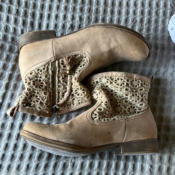 ⭐️HP⭐️ Roxy Tan Booties - Picture 1 of 4